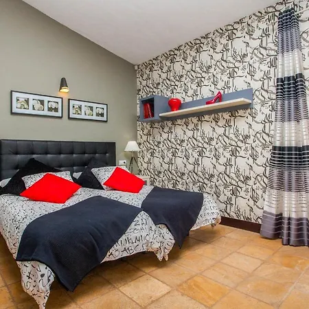Villa Sleeps 8 With Pool And Wifi Tetir