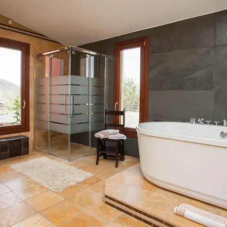 Villa Sleeps 8 With Pool And Wifi