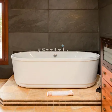 Sleeps 8 With Pool And Wifi *