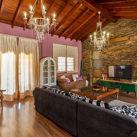 Villa Sleeps 8 With Pool And Wifi Tetir