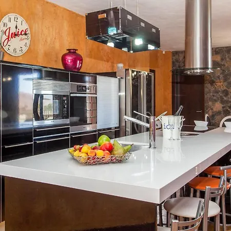 Sleeps 8 With Pool And Wifi Villa