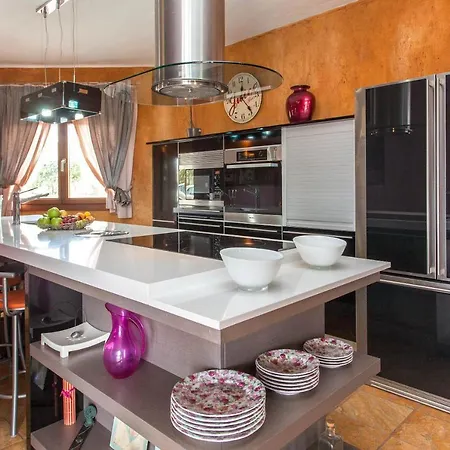 Sleeps 8 With Pool And Wifi Tetir